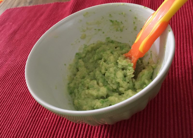 Macaroni and cheese with peas