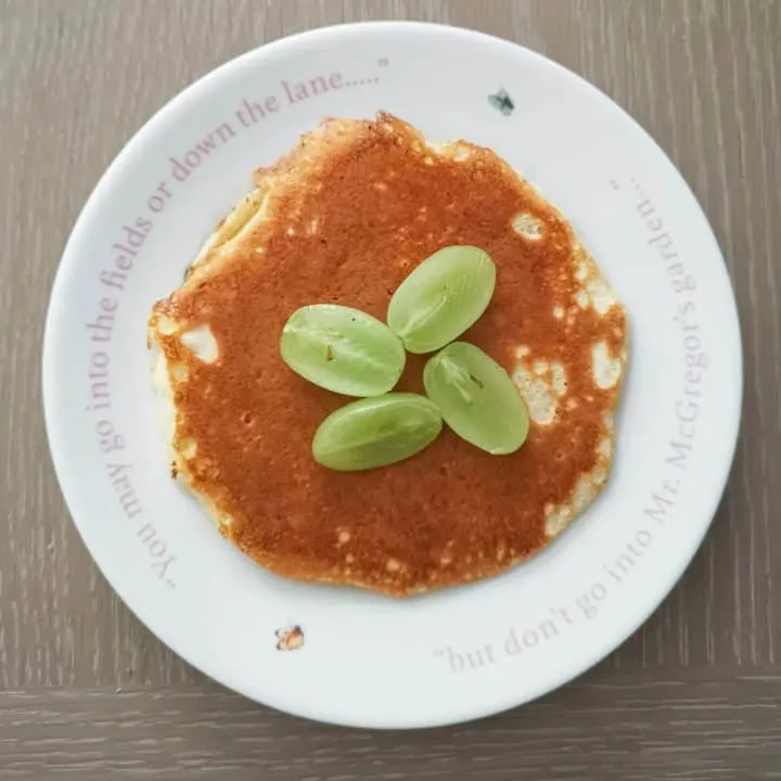 Fluffy pancakes for toddlers with fruit