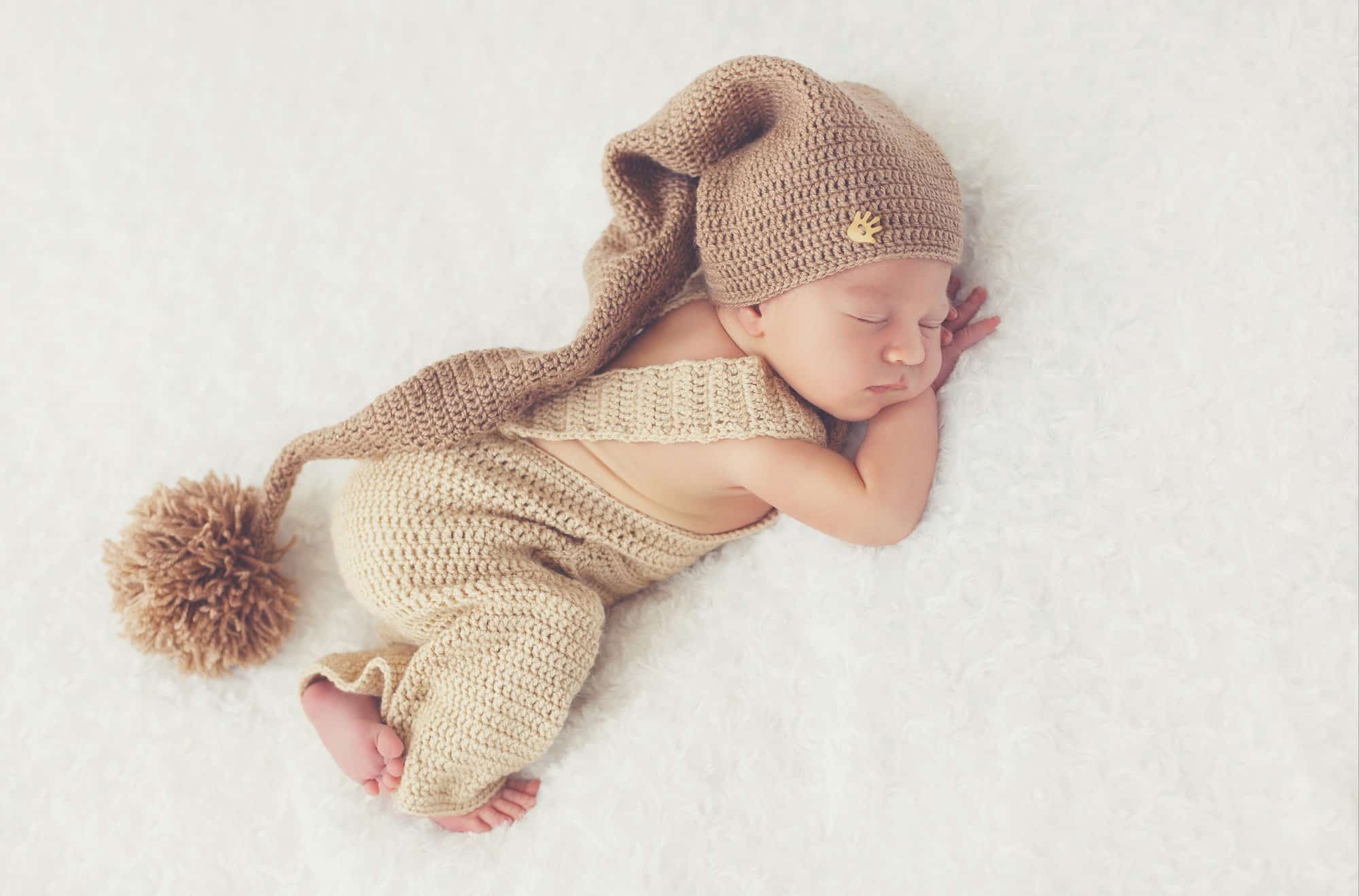 Simple newborn baby sleeping and feeding schedule